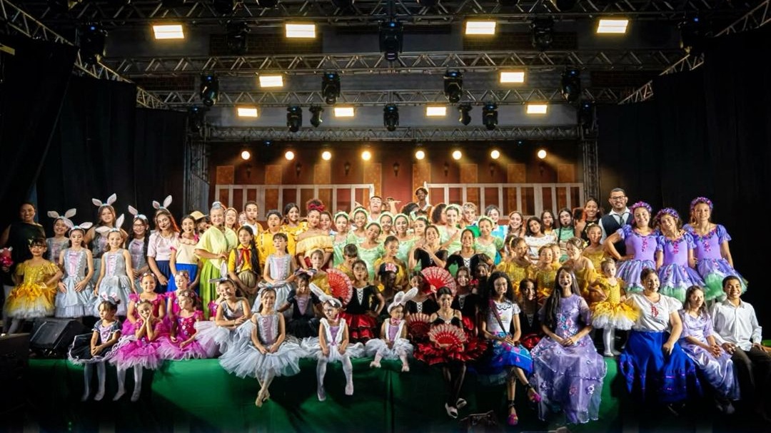 Imagens da Notícia Municipais Espetáculo Encanto emociona população e abre programação de fim de ano