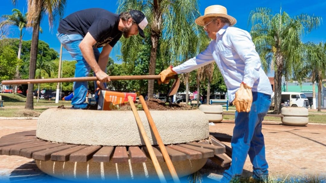 Imagens da Notícia Municipais Manutenção na Praça da Matriz avança para receber programação natalina em Morro Agudo
