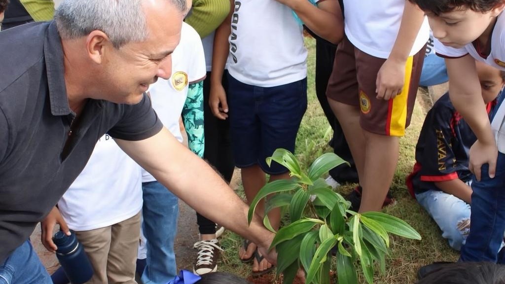 Imagens da Notícia Municipais Prefeitura de Ouvidor incentiva educação ambiental com plantio de mudas em avenida
