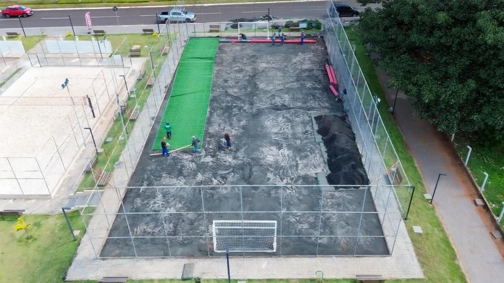 Imagens da Notícia Municipais Prefeitura de Paraúna realiza manutenção no campo society da Praça Esportiva do Lago Municipal